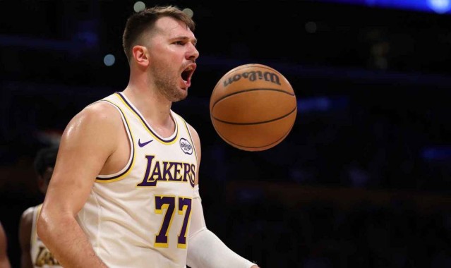 湖人卢卡·东契奇对球迷的垃圾话“你说什么，混蛋？”视频疯传